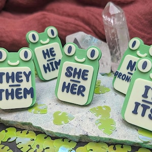 Épinglette de pronom grenouille kawaii | Épingle pour animal de compagnie amphibie verte personnalisée imprimée en 3D