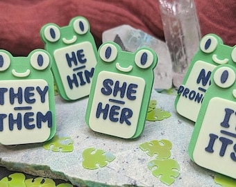 Kawaii kikker voornaamwoord pin | Op maat gemaakte 3D-geprinte schattige groene amfibiedierspeld