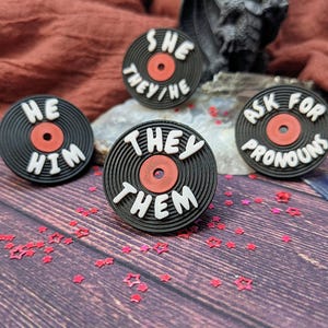 Vinylskiva pronomen pin | Anpassad 3D-tryckt retro musik media älskare pin