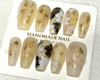 Ongles à presser floraux faits main avec feuille d'or | Lot de clous à fleurs blanches | Ongles de mariage et de printemps