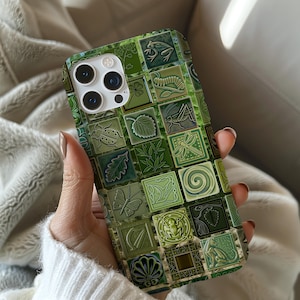 Op de afbeelding: Groene telefoonhoes met een mozaïektegelontwerp met verschillende op de natuur geïnspireerde afbeeldingen. De hoes heeft een vierkant patroon met afbeeldingen van een kikker, lieveheersbeestje, blad en andere botanische en insecten illustraties.