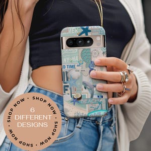 Peut inclure: Une coque de téléphone avec un motif sur le thème de la plage, avec des coquillages, un dauphin et le texte "NY HA" et "BEACH". L'étui a une palette de couleurs bleu clair et blanc avec divers graphiques liés à la mer. L'image comprend également le texte "6 DIFFERENT DESIGNS".