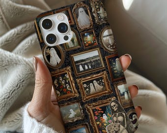 Può includere: Una custodia per telefono con un collage di ritratti di fantasmi incorniciati su sfondo nero. Le cornici dorate variano per forma e dimensione, con opere d'arte di fantasmi in una varietà di stili. La custodia ha una finitura lucida e un ritaglio per la fotocamera.