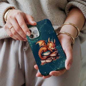 Funda de teléfono con dragón, funda para iPhone 16, 15, 14, 13 y 12 con temática de libros de fantasía, Samsung Galaxy para amantes de la literatura, collage grunge, biblioteca mágica mítica