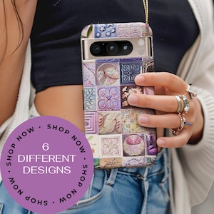 Peut inclure: Une coque de téléphone avec un motif coloré à motifs de carrés avec des motifs floraux et géométriques. L'étui est tenu dans une main avec plusieurs bagues. Le texte "6 DIFFERENT DESIGNS" est visible sur un cercle violet.