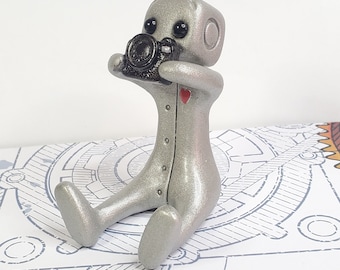 Camera Shy Robot Resin Art Toy Figure Photography Desk Buddy Photographer Gift