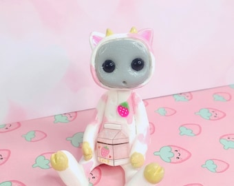 Strawberry Cow Robot Resin Art Toy Figure Kawaii Gift Desk Pet