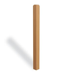 Könnte beinhalten: Ein einzelner, hellbrauner Holzpfosten mit quadratischer Form und abgeschrägter Oberseite. Der Pfosten wirft einen Schatten auf einen weißen Hintergrund. Die Holzmaserung ist sichtbar, und der Pfosten scheint neu zu sein.