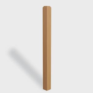 Könnte beinhalten: Ein hoher, hellbrauner Holzpfosten mit quadratischer Basis und leicht abgeschrägter Oberseite. Der Pfosten wirft einen Schatten auf einen weißen Hintergrund. Die Holzmaserung ist sichtbar.