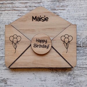 Enveloppe en bois personnalisée, porte-monnaie ou carte-cadeau personnalisé. joyeux anniversaire
