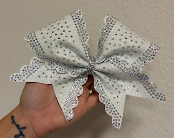 Fiocco da cheerleader bianco con bordo smerlato.