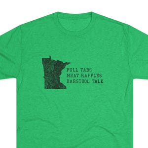 Puede incluir: Una camiseta verde con un gráfico negro del estado de Minnesota y el texto "PULL TABS MEAT RAFFLES BARSTOOL TALK". La camiseta está hecha de un material suave.