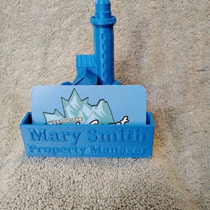 Porta-cartões de visita Lighthouse – Organizador de mesa costeiro com texto personalizado – Decoração náutica para escritório – Presente impresso em 3D da Costa Oeste