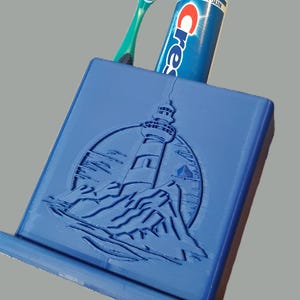 3D gedruckter Zahnbürsten- und Zahnpasta-Halter – Leuchtturm an der felsigen Küste – Küsten-Badezimmerdekor