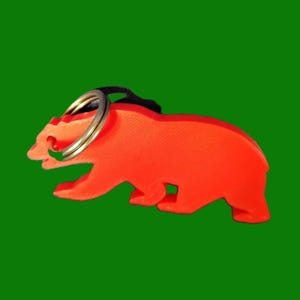 Un llavero de oso impreso en 3D con detalles, duradero y liviano. Perfecto para amantes de la naturaleza, entusiastas del aire libre o como accesorio único.