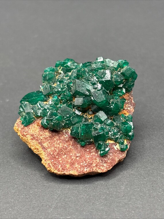 ナミビアのツメブ鉱山産のダイオプテース結晶板、鮮やかな緑色の結晶