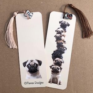 Può includere: Due segnalibri color crema con illustrazioni di carlini. Uno presenta un singolo carlino, l'altro una pila di carlini. Ognuno ha un nappa decorativa e un ciondolo a forma di carlino. Il testo "©Flamax Designs" è stampato su un segnalibro.