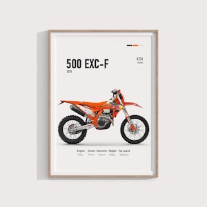Puede incluir: Póster de una motocicleta KTM 500 EXC-F 2025 enduro naranja y negra. El póster incluye especificaciones: motor de 510cc, carrera de 72mm, diámetro de 48mm, peso de 108kg y una velocidad máxima de 180km/h. La motocicleta se muestra sobre un fondo blanco.