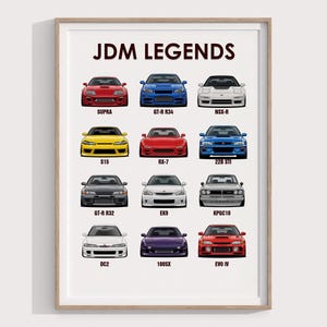 Może przedstawiać: Oprawiony plakat z napisem "JDM LEGENDS" i ilustracjami dwunastu japońskich samochodów (JDM), w tym Supra, GT-R R34 i NSX-R. Samochody są przedstawione w różnych kolorach, takich jak czerwony, niebieski i biały. Plakat jest w drewnianej ramie.