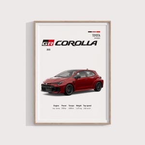 Może przedstawiać: Czerwony Toyota GR Corolla hatchback z 2025 roku z czarnymi akcentami. Samochód ma czarny dach, czarne lusterka boczne i czarne felgi. Samochód znajduje się na białym tle. Tekst "TOYOTA MATCHBACK GR COROLLA 2025" znajduje się nad samochodem. Tekst "Engine Power Torque Weight Top speed 1.6L Turbo 300hp 400Nm 1475 kg 230 km/h" znajduje się pod samochodem.