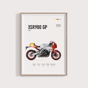 Op de afbeelding: Een witte en rode Yamaha XSR900 GP motorfiets met een gele en zwarte streep aan de zijkant. De motorfiets staat op een witte achtergrond met de tekst "XSR900 GP" en "YAMAHA SPORT HERITAGE" in zwart. De tekst "2024" staat onder de naam van de motorfiets. De motorfiets heeft een zwart zadel en zwarte wielen met rode accenten. De tekst "Engine 889cc Power 119hp Torque 93Nm Weight 193kg Top speed 235km/h" staat onder de motorfiets.