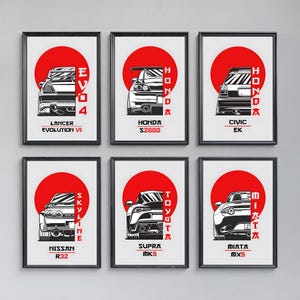 Puede incluir: Seis carteles enmarcados en negro con fondos blancos y círculos rojos. Cada cartel presenta un coche japonés diferente, incluyendo un Lancer Evolution VI, un Honda S2000, un Civic EK, un Nissan Skyline R32, un Toyota Supra MK5 y un Mazda MX5. Los nombres de los coches están escritos en japonés e inglés.