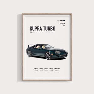 Pode incluir: Uma impressão emoldurada com um Toyota Supra Turbo verde escuro de 1997. O pôster inclui as especificações do carro: motor 3.0L I6, 320 cv, torque de 460 Nm, peso de 1590 kg e velocidade máxima de 250 km/h. O texto "SUPRA TURBO" e "1997" são exibidos.