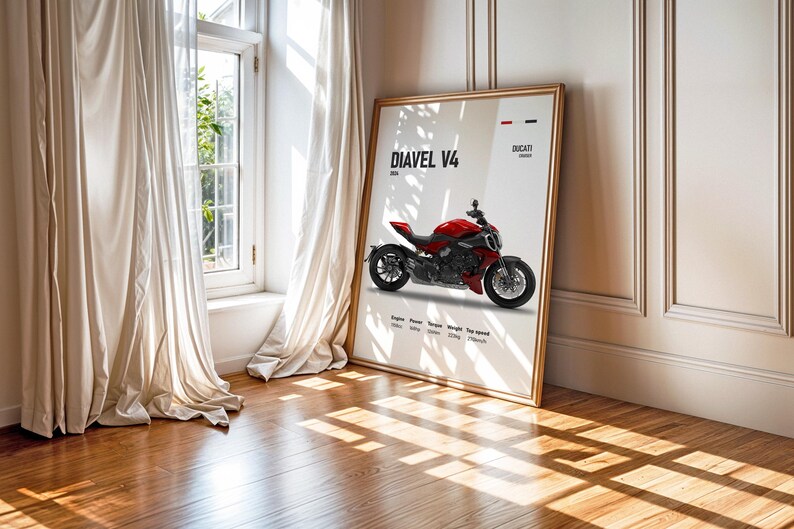 Pu&ograve; includere: Un poster con una moto Ducati Diavel V4 rossa con ruote nere su sfondo bianco. Il poster include il testo "Diavel V4" e "Ducati" in nero.
