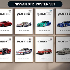 Puede incluir: Un conjunto de ocho pósteres enmarcados con ilustraciones de coches Nissan Skyline GT-R. Cada póster muestra un modelo diferente, incluyendo el GT-R 35, GT-R 33, GT-R 34, GT-R 32, GTS-R 31 y R30. Los pósteres tienen un diseño minimalista.