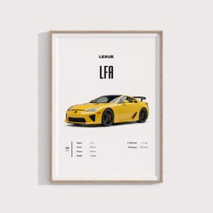 Op de afbeelding: Een ingelijste poster met een felgele Lexus LFA sportwagen gecentreerd op een witte achtergrond. De tekst bevat de modelnaam, het jaar 2013 en technische specificaties zoals een 4.8 L motor, 552 pk, 480 Nm koppel, 1480 kg gewicht, 3.7 sec 0-100 km/u en 325 km/u topsnelheid.