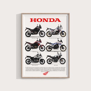 Pode incluir: Uma impressão emoldurada com várias motocicletas de aventura Honda. As motocicletas são exibidas em uma grade, mostrando diferentes modelos com seus anos de modelo. O logotipo da Honda é exibido de forma proeminente no topo em vermelho.