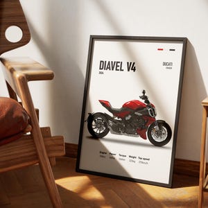 Pu&ograve; includere: Un poster con una moto Ducati Diavel V4 rossa con ruote nere. Il poster riporta il testo "Diavel V4" e "Ducati". Il poster include anche la cilindrata del motore, la potenza, la coppia, il peso e la velocit&agrave; massima della moto.