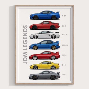 Puede incluir: Una impresión enmarcada que presenta seis icónicos coches deportivos japoneses en varios colores, incluyendo azul, rojo, blanco y amarillo. La impresión está etiquetada como "JDM LEGENDS" e incluye los nombres de los modelos: R-34, RX-7, NSX-R, 22B-STI, MK-4, S-15 y FD3-S.