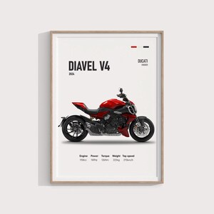 Pu&ograve; includere: Una moto Ducati Diavel V4 rossa con ruote nere e telaio nero. La moto &egrave; su uno sfondo bianco con il testo "Diavel V4" e "Ducati Cruiser" in nero. Il testo "2024" &egrave; anche in nero sotto la moto.