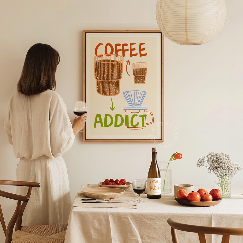 Pu&ograve; includere: Un poster incorniciato bianco con il testo "COFFEE ADDICT" in lettere colorate. Il poster presenta un'illustrazione disegnata a mano di una macchina per il caff&egrave; e una tazza di caff&egrave;.