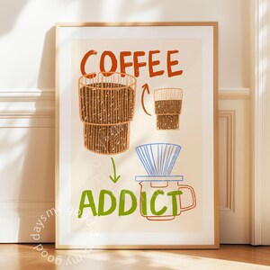 Pu&ograve; includere: Un poster bianco con il testo "COFFEE ADDICT" in rosso, arancione e verde. Il poster presenta un'illustrazione di cartone animato di un filtro per caff&egrave;, una tazza di caff&egrave; e una caffettiera.