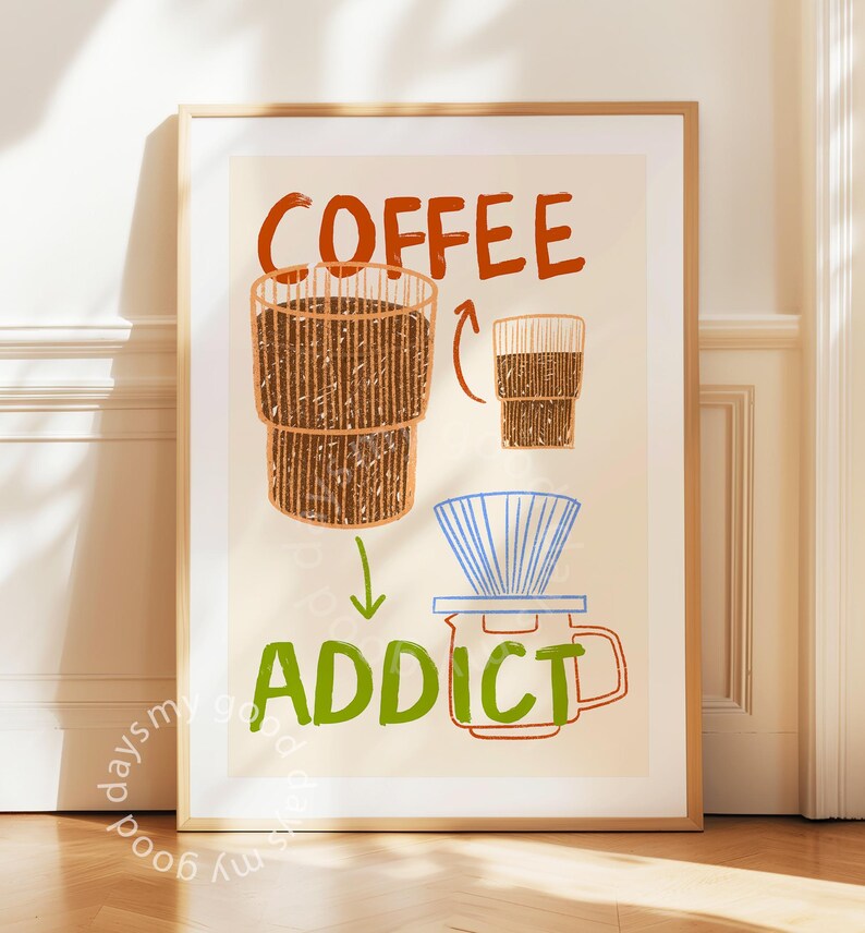 Pu&ograve; includere: Un poster bianco con il testo "COFFEE ADDICT" in rosso, arancione e verde. Il poster presenta un'illustrazione di cartone animato di un filtro per caff&egrave;, una tazza di caff&egrave; e una caffettiera.