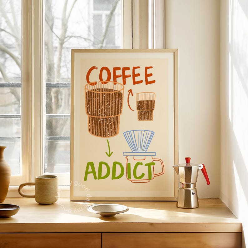 Pu&ograve; includere: Una stampa incorniciata con un'illustrazione disegnata a mano di una tazza di caff&egrave;, un filtro per il caff&egrave; e una caffettiera. Il testo "COFFEE ADDICT" &egrave; scritto in lettere verdi e rosse.