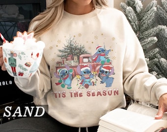 Camisa navideña retro de Disney Stitch con colores reconfortantes, sudadera de Stitch "Tis The Season", camisa navideña de Disneyland, suéter "Merry Christmas"