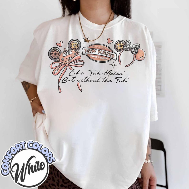 Puede incluir: Camiseta blanca con un gr&aacute;fico de Tow Mater de la pel&iacute;cula Cars. El dise&ntilde;o incluye el texto "Like Tah-Mater, But without the Tah." La camiseta tambi&eacute;n tiene las palabras "Comfort Colors" y "White".
