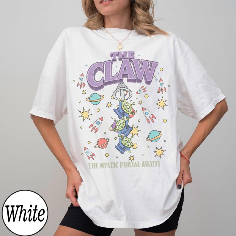 Camiseta retro de Toy Story Aliens The Claw, Pizza Planet The Mystic Portal Awaits, Camiseta Disney Pixar Fest 2026, Camiseta de viaje a Disneyland Pizza Planet White