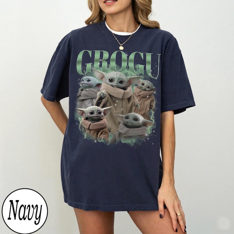 Puede incluir: Camiseta azul marino con un dise&ntilde;o de Grogu de The Mandalorian. El dise&ntilde;o incluye la palabra "GROGU" en verde sobre m&uacute;ltiples im&aacute;genes de Grogu. La camiseta es de estilo casual y c&oacute;modo.