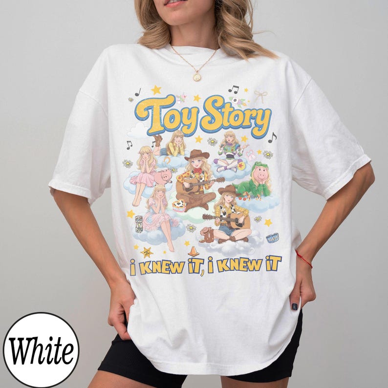 Może przedstawiać: Biały t-shirt z kr&oacute;tkim rękawem z nadrukiem graficznym zawierającym tekst Toy Story oraz I KNEW IT, I KNEW IT. Wz&oacute;r przedstawia liczne ilustrowane postacie, nuty, gwiazdki i chmury w kolorowej estetyce inspirowanej stylem retro.