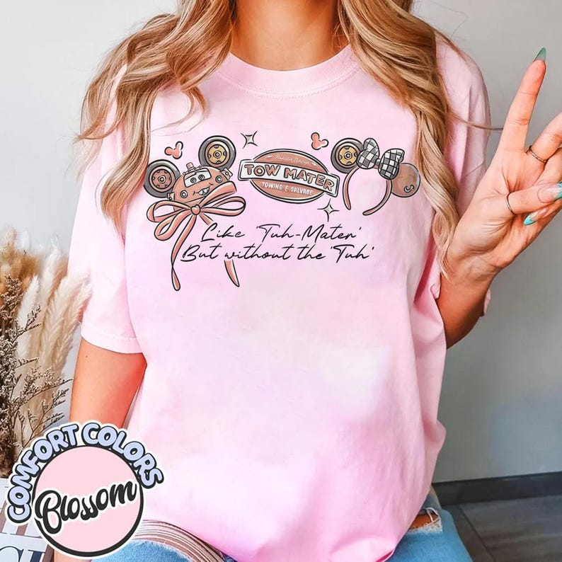 Puede incluir: Camiseta rosa claro Comfort Colors con un dise&ntilde;o de dibujos animados y el texto "Like Tuh-Mater' But without the Tuh'". El dise&ntilde;o incluye un coche, un lazo y una diadema con lazo a cuadros.