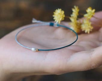 Pulsera minimalista de hilo de perlas: delicado cordón de seda verde azulado con perlas de agua dulce
