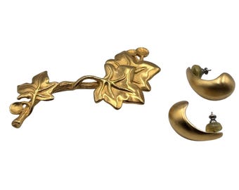 Conjunto de joyas vintage de Givenchy: broche de rama de hiedra y pendientes de aro en forma de media luna.