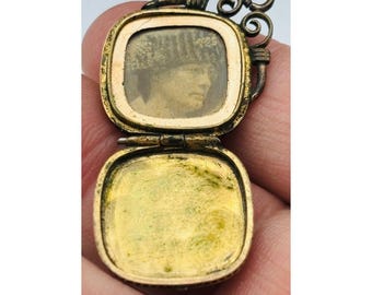 Colgante de reloj cuadrado con medallón y retrato, chapado en oro antiguo y grabado en forma de pergamino.