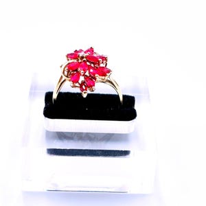 Anillo de cóctel vintage de oro amarillo de 14 quilates con rubíes, diamantes y diseño floral, talla 7.5.