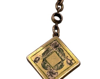 Colgante de reloj antiguo de la época victoriana en un collar victoriano con cadena de eslabones grabados.