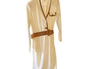 Vestido vintage Mad Men color crema talla 10, cinturón marrón, MCM, color bígaro, largo midi con botones delanteros.